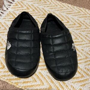 EUC The North Face ThermoBall Traction Mules V Slippers